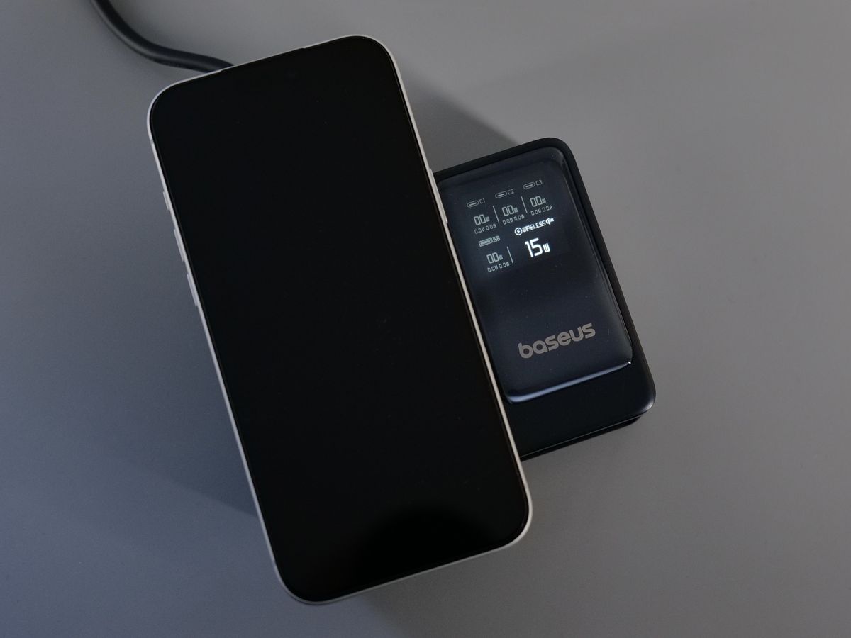 Nomos QI2 5 in 1 Desktop Charger Display2 | Baseus Charging Solutions: Hands-on Review Nomos QI2 5 in 1 Desktop Charger Display2 | Baseus Charging Solutions: Hands-on Review